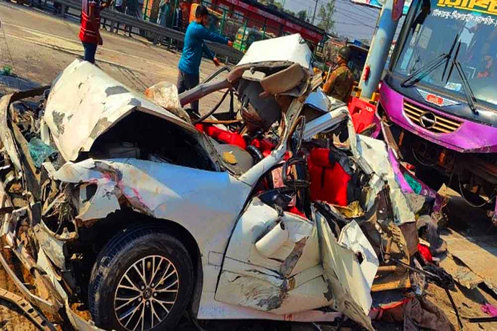 ঢাকা-মাওয়া এক্সপ্রেসওয়েতে বাসচাপায় মাইক্রোবাস ও প্রাইভেট কার দুমড়েমুচড়ে নিহত ৫