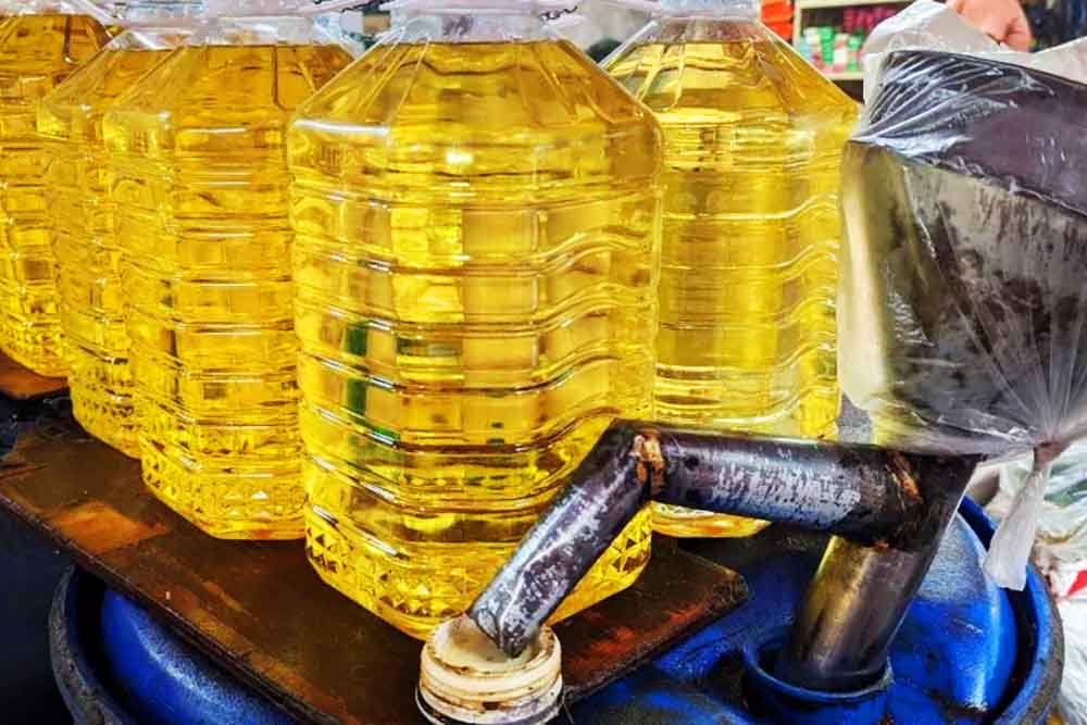 সিন্ডিকেটের কারসাজিতে হাওয়া বোতলজাত সয়াবিন তেল