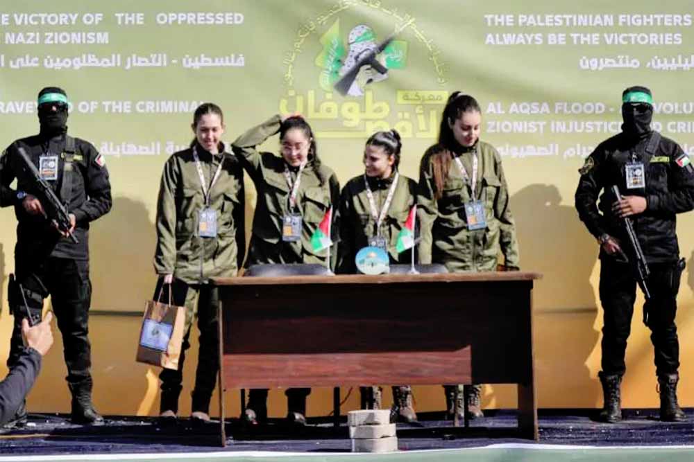 চার ইসরায়েলি নারী সেনাকে মুক্তি দিল হামাস