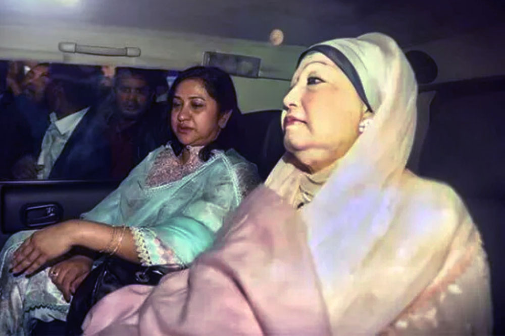 বিমানবন্দরের পথে খালেদা জিয়া