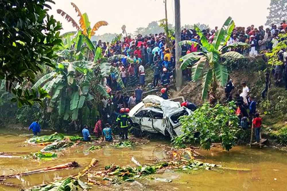 ফরিদপুরে ট্রেনের ধাক্কায় মাইক্রোবাসের ৫ যাত্রী নিহত