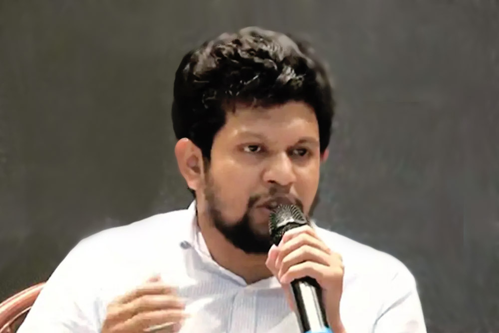 শান্ত হোন, সরকারকে কাজ করতে দিন: উপদেষ্টা মাহফুজ আলম