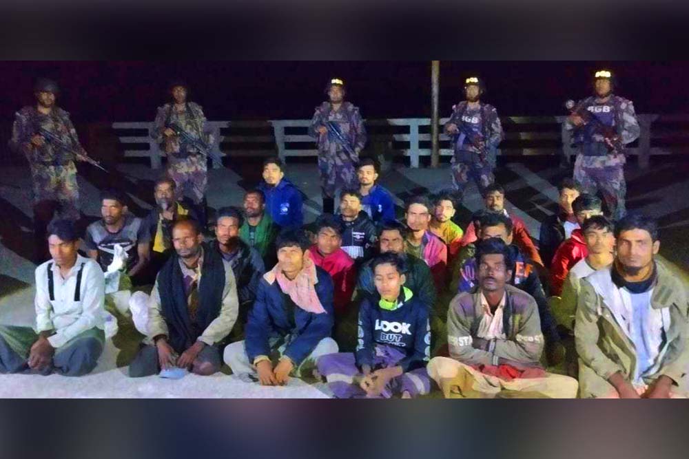 আরাকান আর্মির হাতে জিম্মি থাকা ২৯ জেলেকে ফেরত এনেছে বিজিবি