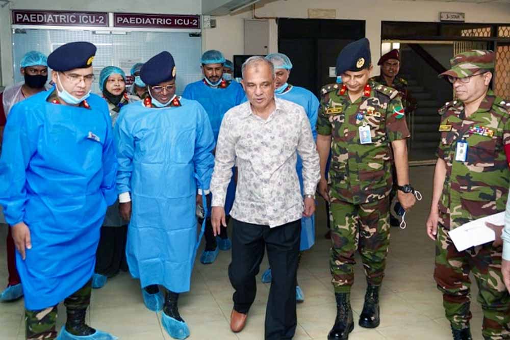ধর্ষণের শিকার শিশুটিকে দেখতে সিএমএইচে স্বরাষ্ট্র উপদেষ্টা