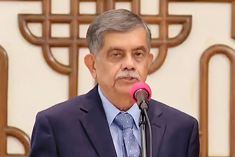 নতুন উপদেষ্টা হিসেবে শপথ নিলেন অধ্যাপক সি আর আবরার