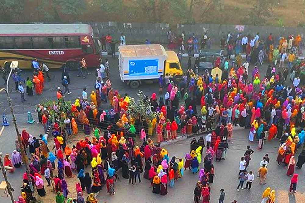 বনানীতে সড়ক দুর্ঘটনায় পোশাক শ্রমিক নিহত, প্রতিবাদে অবরোধ, যানজট