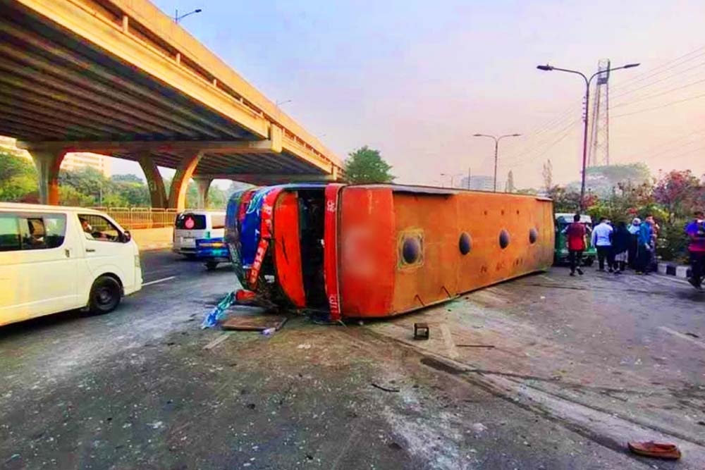 রাজধানীর বনানীতে বাস উল্টে ৪২ জন আহত
