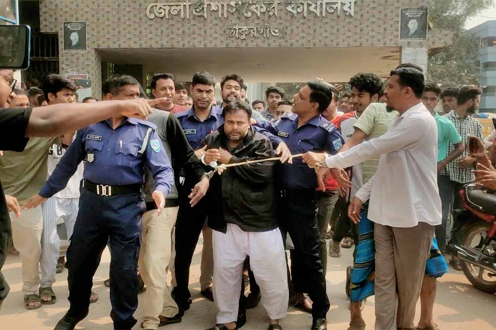 আদালতে তোলার সময় ‘ধর্ষক’কে গণধোলাই