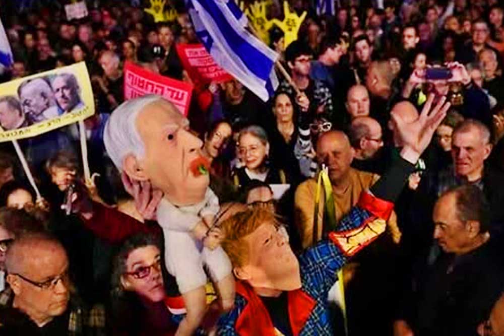 যুদ্ধবিরতি ভঙ্গ করে গাজায় বোমা হামলার প্রতিবাদে ফুসে উঠেছে ইসরায়েলিরা