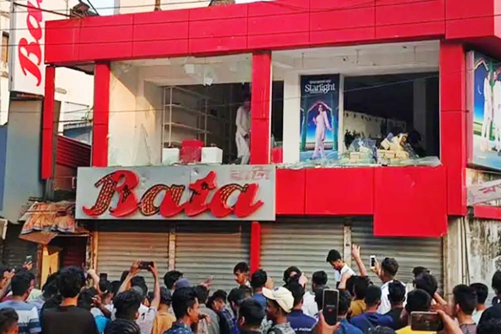 ইসরায়েলি হামলার প্রতিবাদ কর্মসূচি থেকে ব্যবসা প্রতিষ্ঠানে ভাঙচুর ও লুটের ঘটনায় ৪৯ জন গ্রেপ্তার