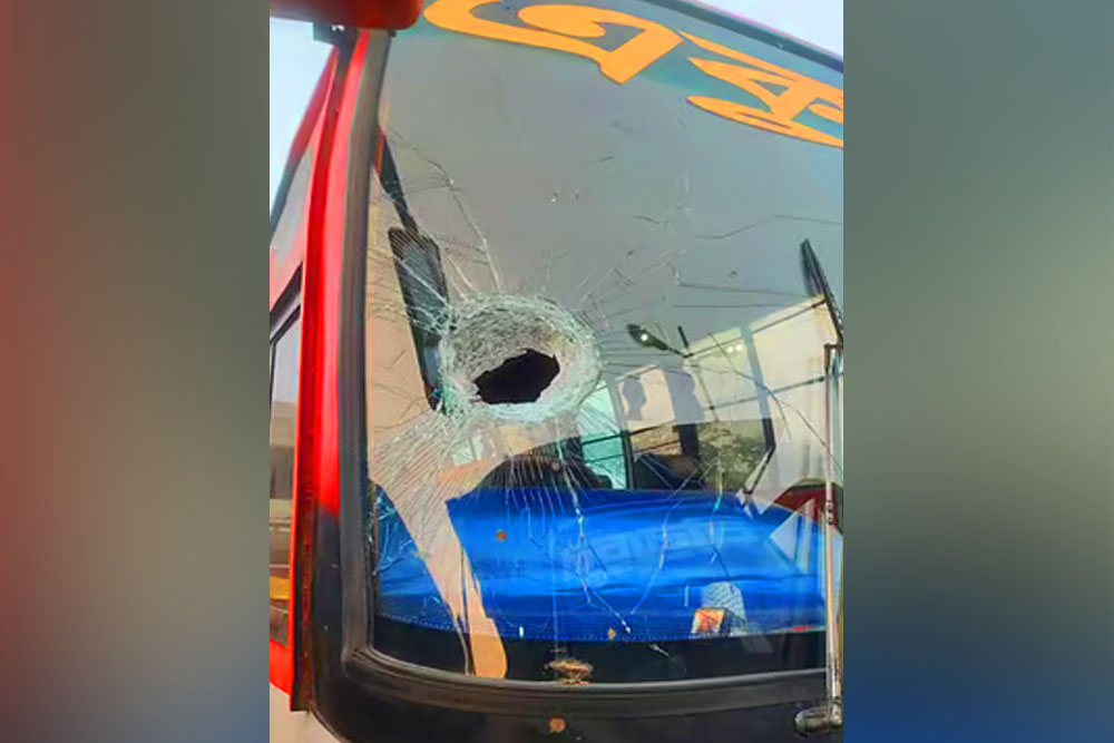 মোটরসাইকেল নিয়ে ধাওয়া মধ্যরাতে, ৪০ কিলোমিটার বাস চালিয়ে যাত্রীদের রক্ষা