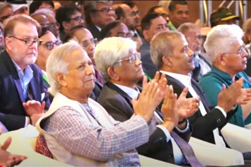 বিনিয়োগ সম্মেলনে যোগ দিয়েছেন প্রধান উপদেষ্টা