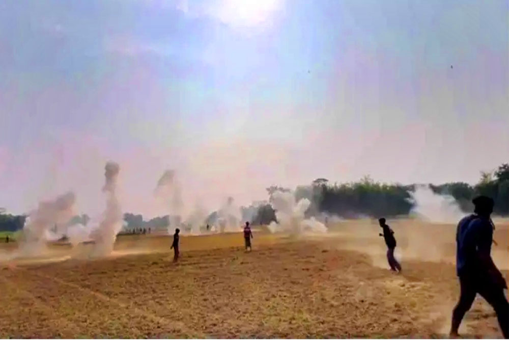 আধিপত্যের লড়াই শরীয়তপুরের জাজিরায় : মাথায় হেলমেট, বালতিতে হাতবোমা, মুহুর্মুহু বিস্ফোরণ