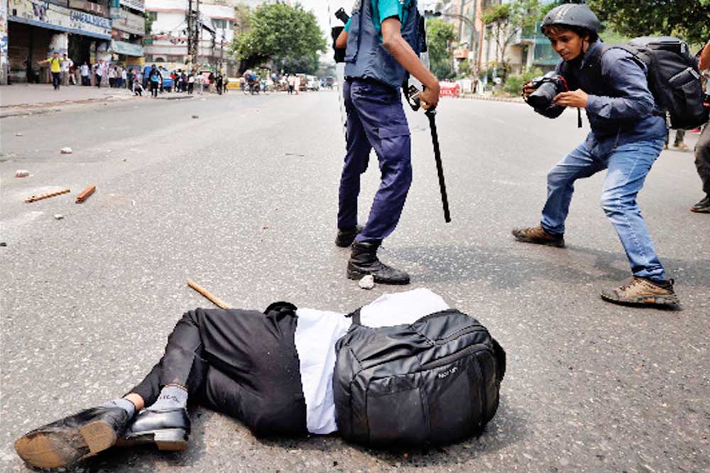 ফটোসংবাদিকদের পেশাগত দায়িত্বপালনের সময় ঝুঁকি নিয়ে আরও যা করতে হয়