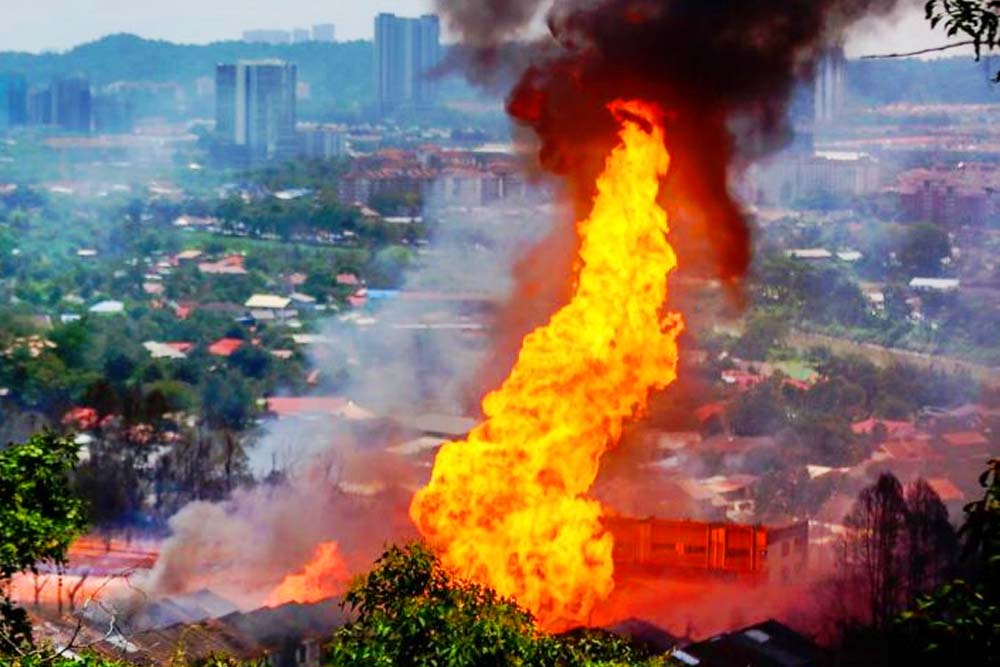 মালয়েশিয়ায় গ্যাস পাইপলাইনে ভয়াবহ অগ্নিকাণ্ড, আহত শতাধিক