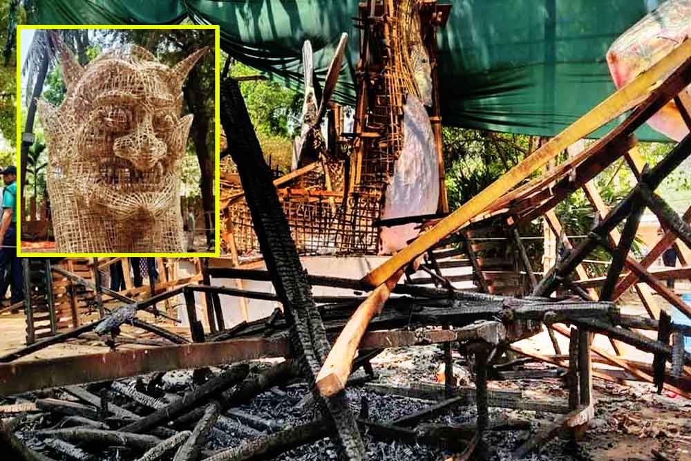 এক যুবক ‘দেড় মিনিটে চারুকলায় ঢুকে মোটিফে আগুন দেন ’