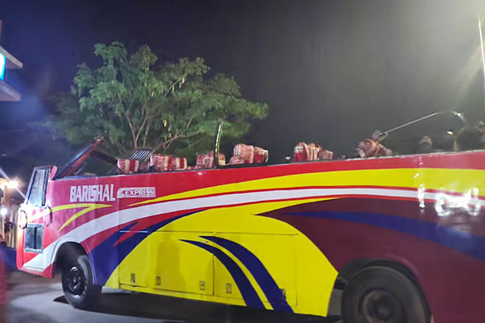 ছাদবিহীন বাস চালিয়ে ছয় কিলোমিটার যাত্রা, চালক যা বললেন