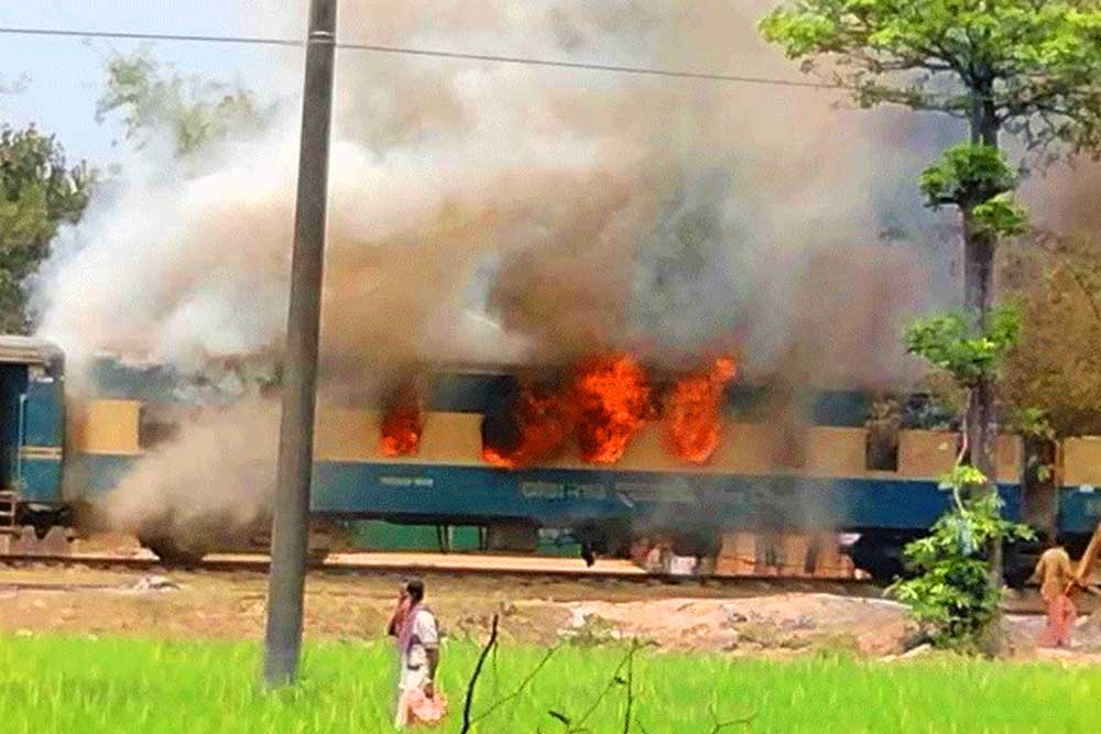 গাজীপুরে ট্রেনে আগুন, ঢাকা-ময়মনসিংহ রুটে ট্রেন চলাচল বন্ধ