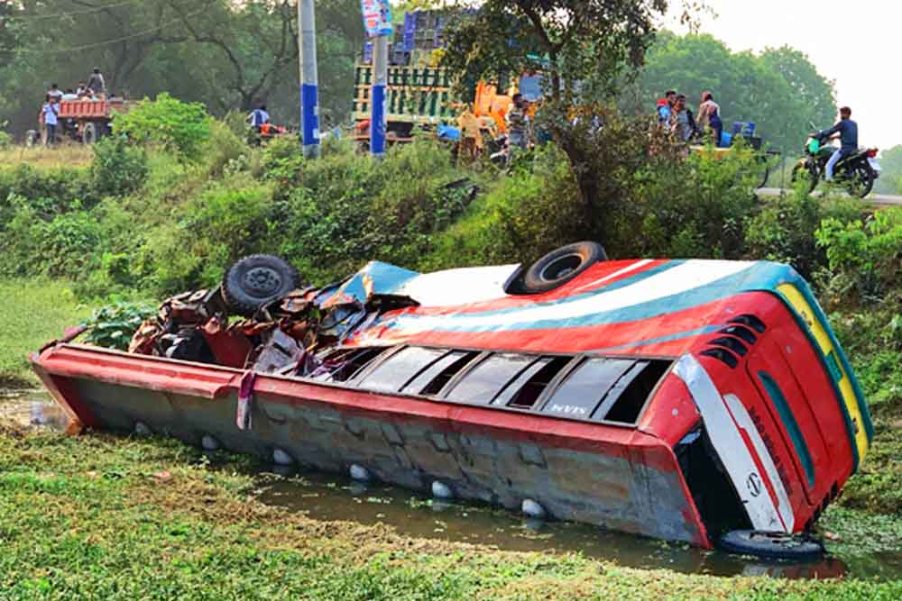 বাস-ট্রাক সংঘর্ষে নিহত তিন, আহত ৫০