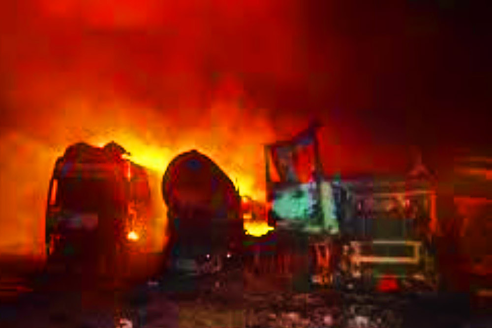 ইয়েমেনের জ্বালানি বন্দরে মার্কিন হামলায় নিহত অন্তত ৩৮