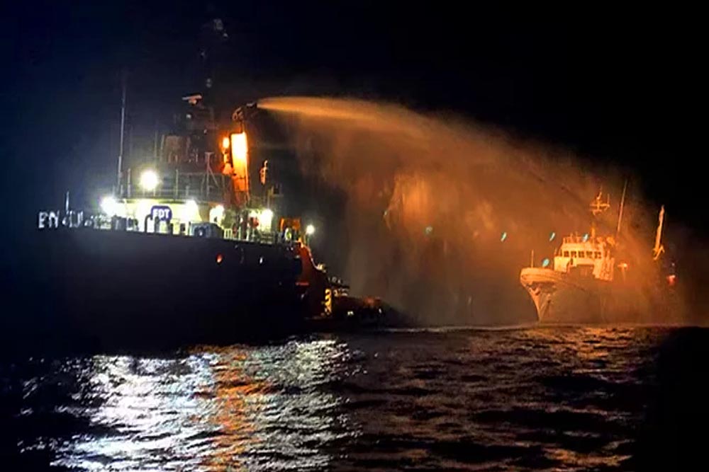 ত্রাণ নিয়ে গাজায় যাওয়ার পথে জাহাজে ড্রোন হামলা