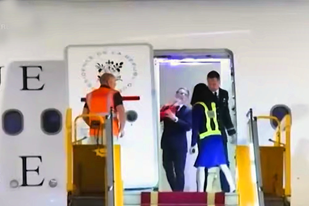 ফরাসি প্রেসিডেন্টকে কি তার স্ত্রী গালে চড় দিলেন, কী বলছে এলিসি প্রাসাদ