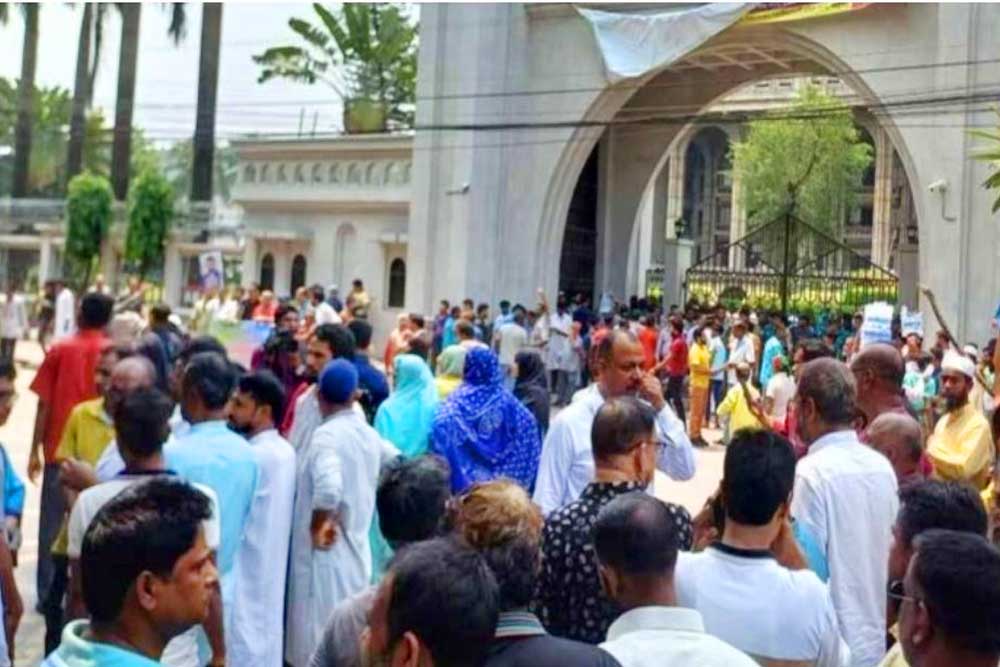 ইশরাক সমর্থকদের নগর ভবন ‘ব্লকেড’, সেবা কার্যক্রম বন্ধ