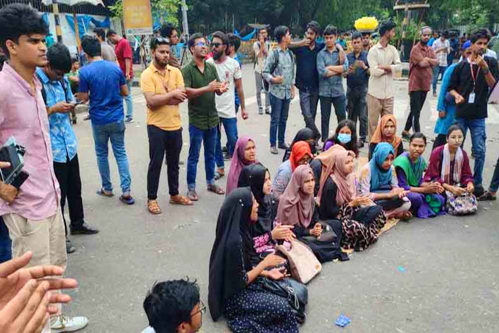 জগন্নাথের আন্দোলনকারীরা এখনো কাকরাইল মোড়ে