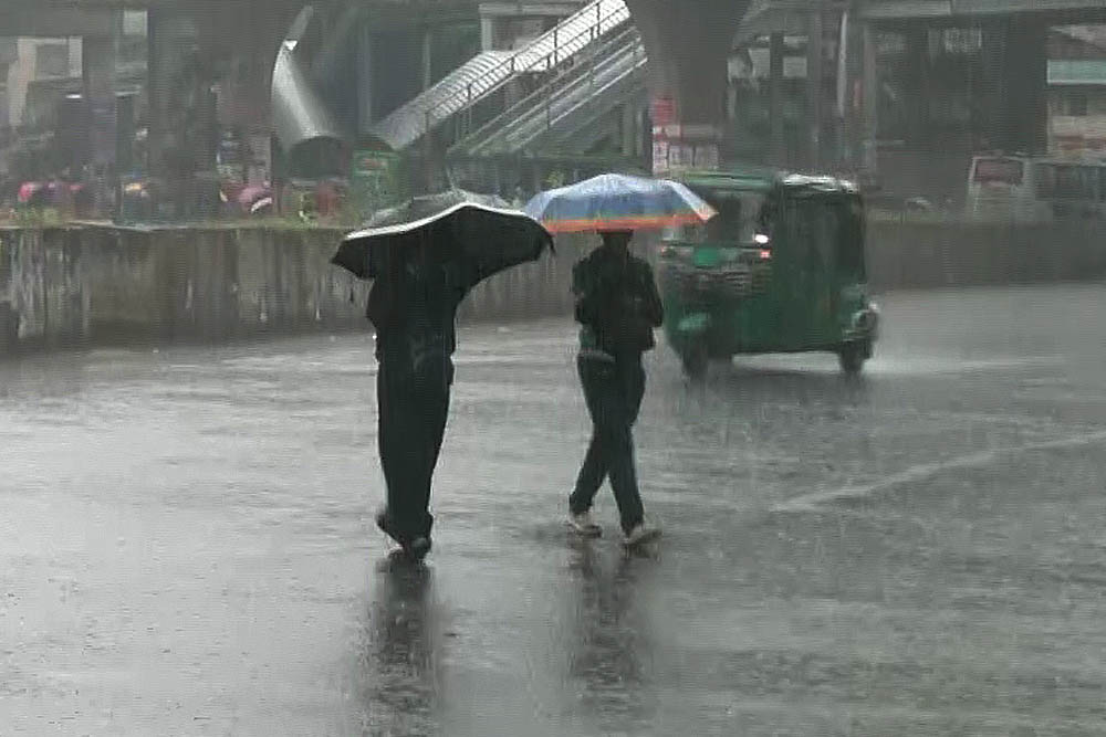 সাগরে সৃষ্ট নিম্নচাপে রাজধানীসহ সারা দেশে বৃষ্টি