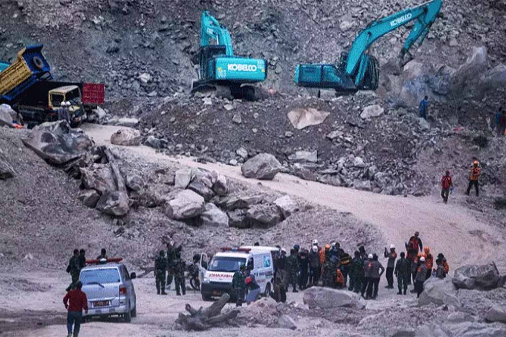 ইন্দোনেশিয়ায় চুনাপাথরের খনিতে পাথর ধসে পড়ে অন্তত ১৩ নিহত
