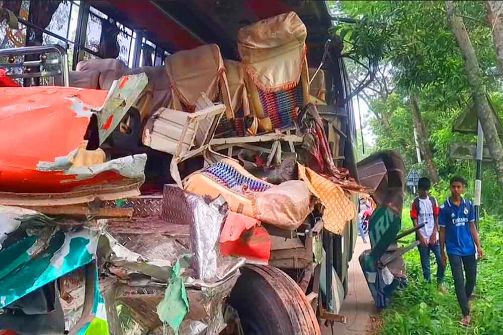 গোপালগঞ্জে ৬ গাড়ির সংঘর্ষে পুলিশসহ নিহত ২, আহত ২০