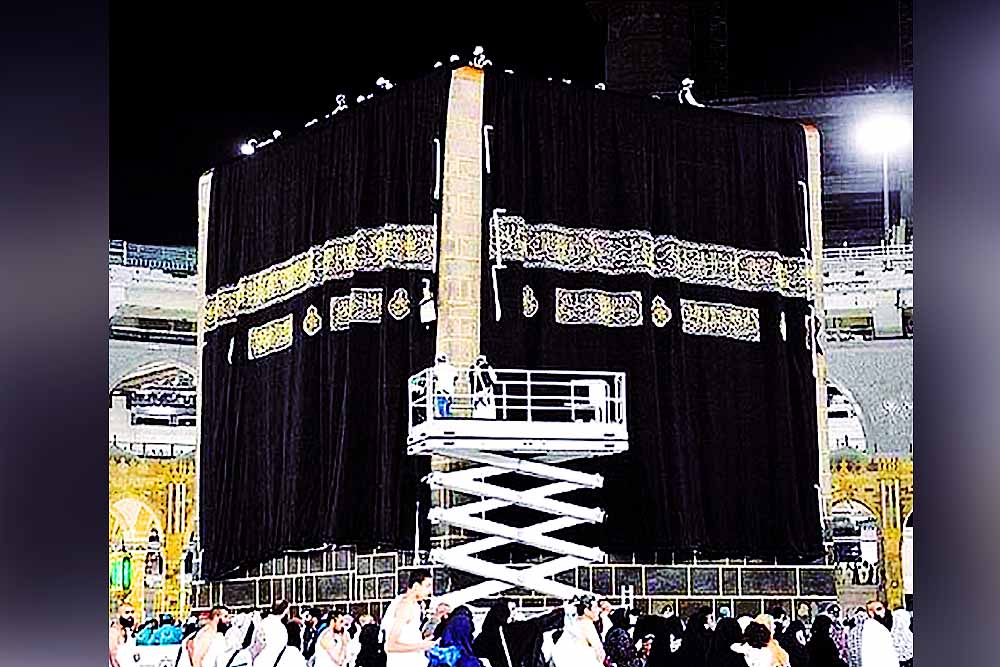 নতুন গিলাফে আবৃত পবিত্র কাবা শরিফ : হিজরি ১৪৪৭