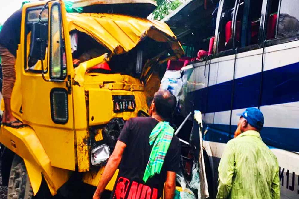 পাবনায় বাস-ট্রাকের সংঘর্ষে নিহত ৩, আহত ১০