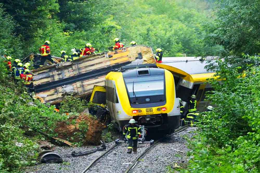 জার্মানিতে যাত্রীবাহী ট্রেন লাইনচ্যুত হয়ে নিহত ৩, অনেকেই আহত