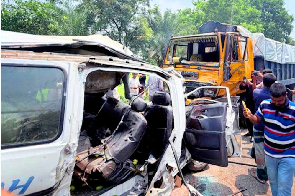 নাটোরে ট্রাক-মাইক্রোবাস সংঘর্ষে নিহত ৬