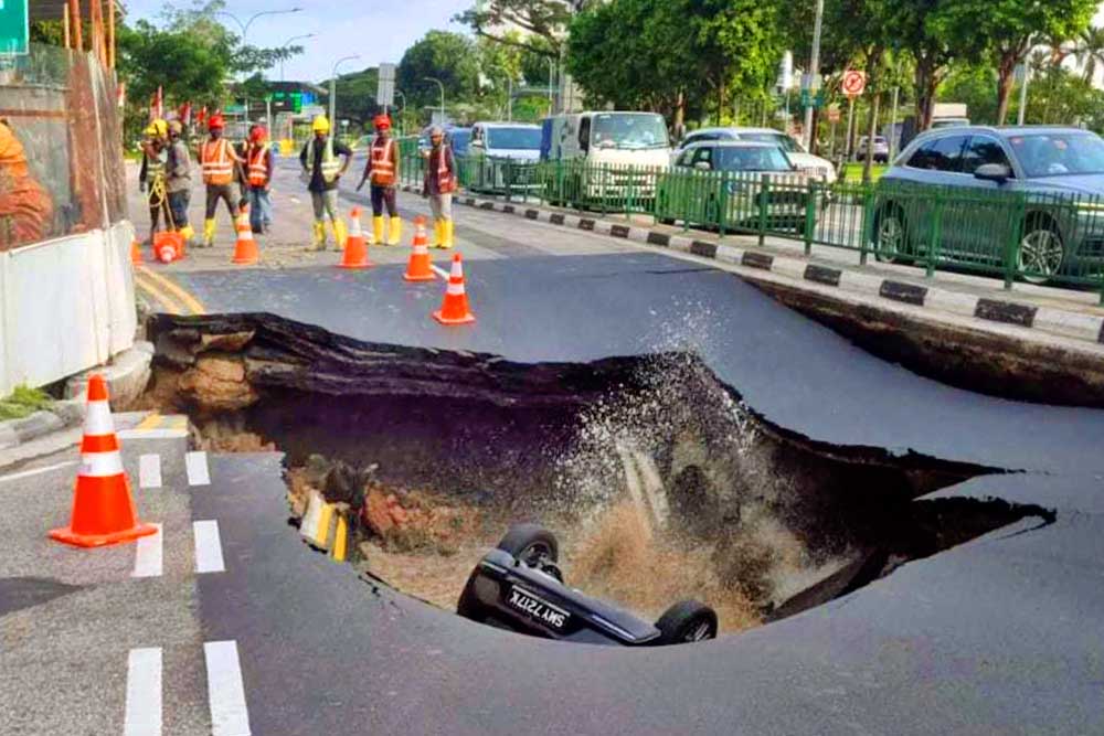 সিঙ্গাপুরে হঠাৎ দেবে গেল রাস্তা, চলন্ত গাড়ি পড়ল গর্তে