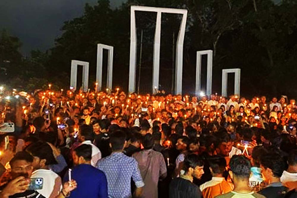 জুলাই স্মরণে শহীদ মিনারে ছাত্রদলের মোমবাতি প্রজ্বলন