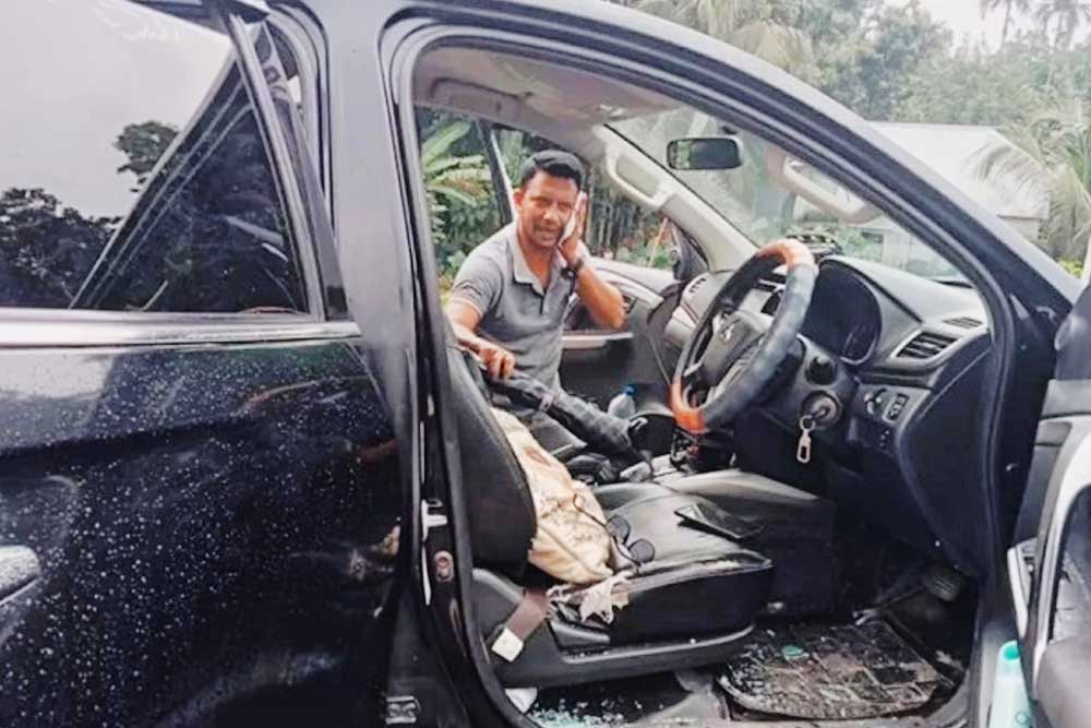 গোপালগঞ্জে এবার ইউএনওর গাড়িতে ছাত্রলীগ-আওয়ামী লীগের হামলা