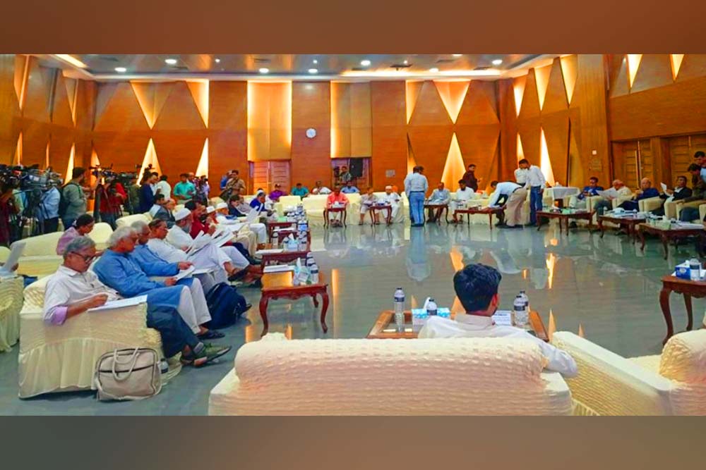 আতঙ্ক কাটিয়ে আবারও বৈঠকে ঐকমত্য কমিশন