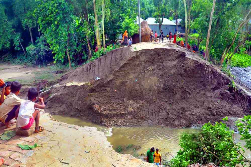 বগুড়ায় কাটাখালি বাঁধ ধসে  ১২ গ্রাম যোগাযোগ বিচ্ছিন্ন