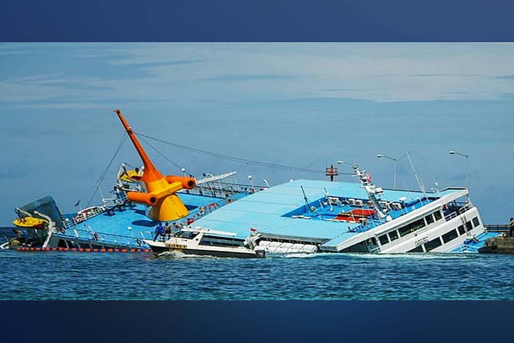 ৬৫ আরোহী নিয়ে ইন্দোনেশিয়ায় ফেরিডুবি, নিখোঁজ ৪৩