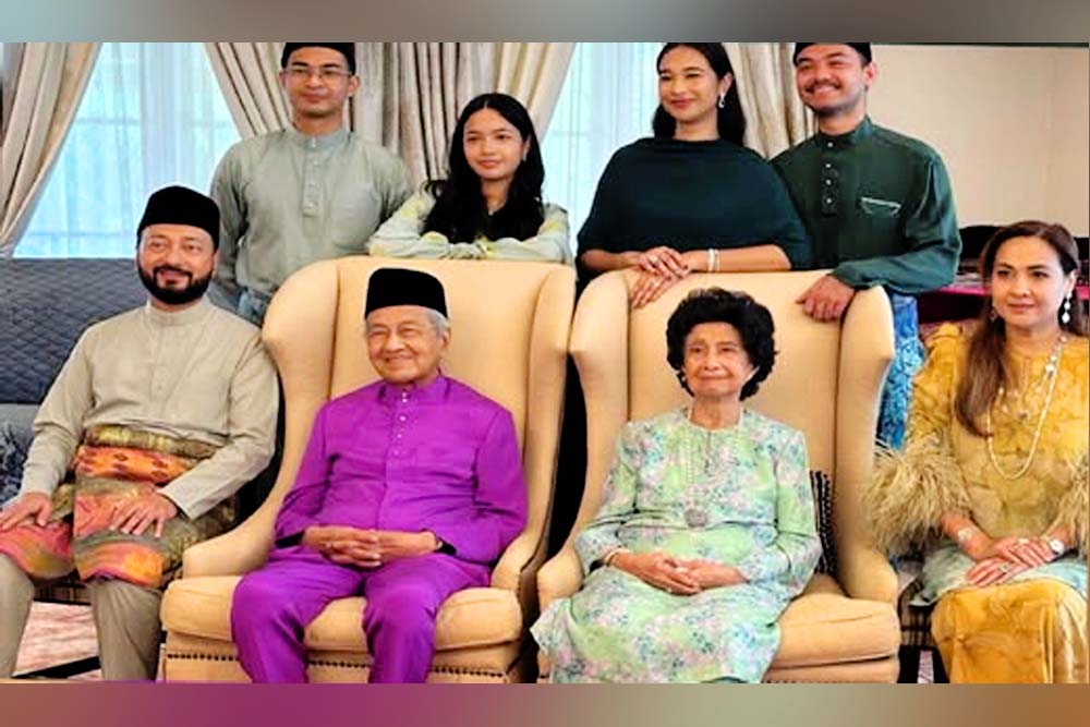 আধুনিক মালয়েশিয়ার রূপকার মাহাথির পূরণ করলেন ১০০ বছর