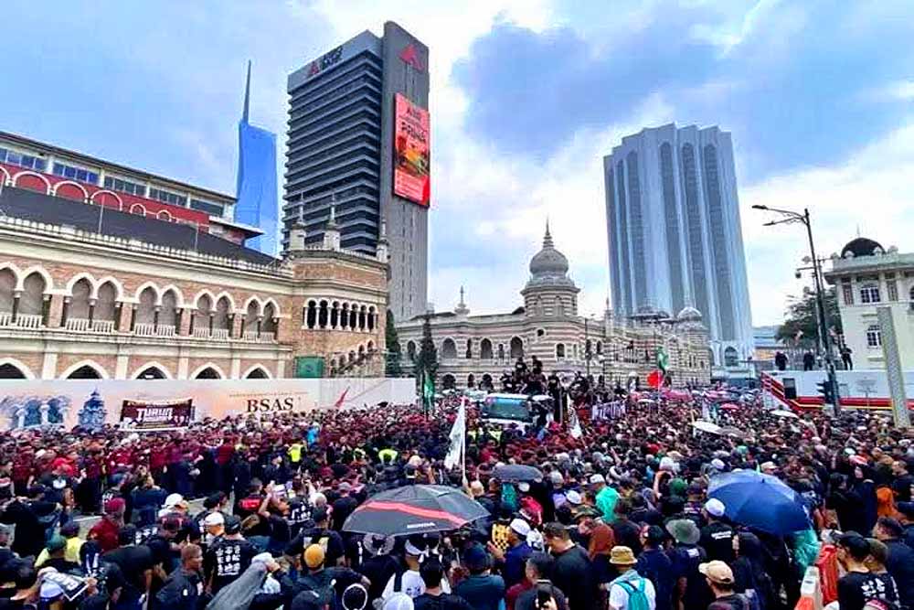 মালয়েশিয়ার প্রধানমন্ত্রী আনোয়ার ইব্রাহিমের পদত্যাগের দাবিতে কুয়ালালামপুর উত্তাল