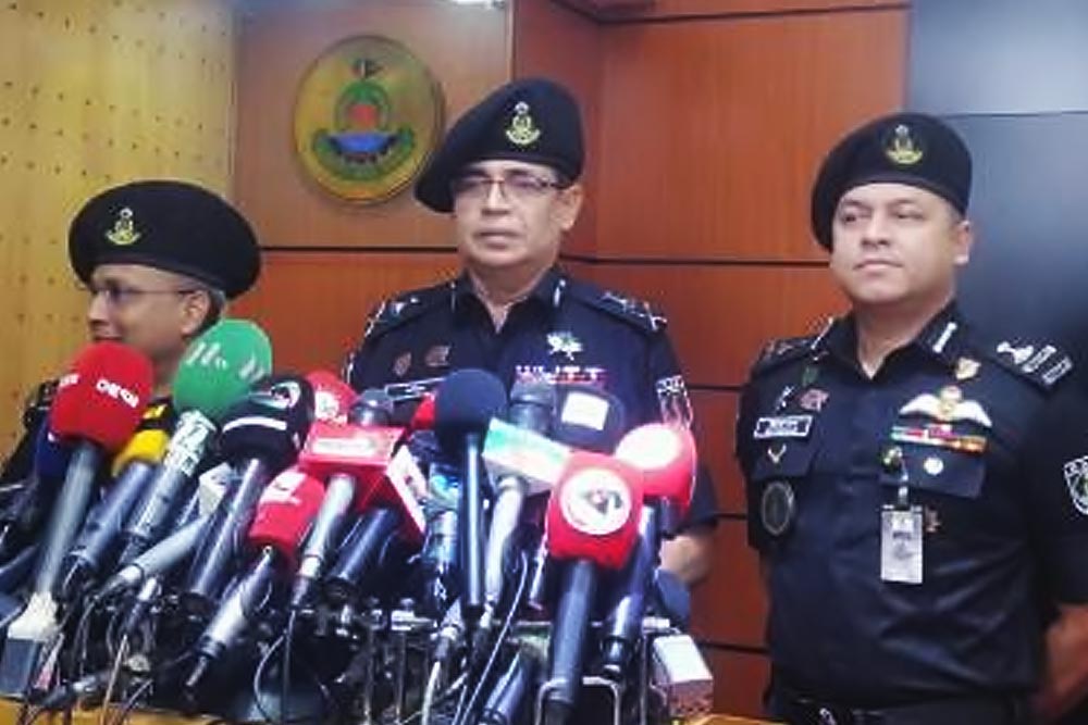 ছেলের পরকীয়া ঠেকাতে বিমানে  ‘বোমা’ থাকার উড়ো ফোন মায়ের: র‍্যাব