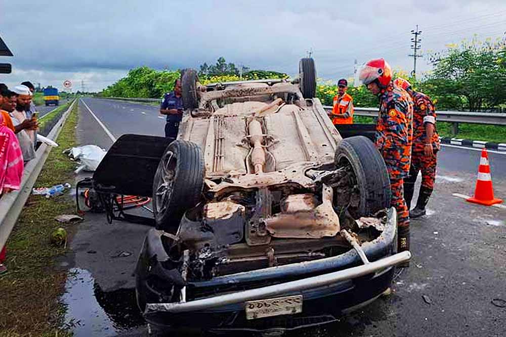 ঢাকা-মাওয়া এক্সপ্রেসওয়েতে প্রাইভেটকার উল্টে নিহত ৩