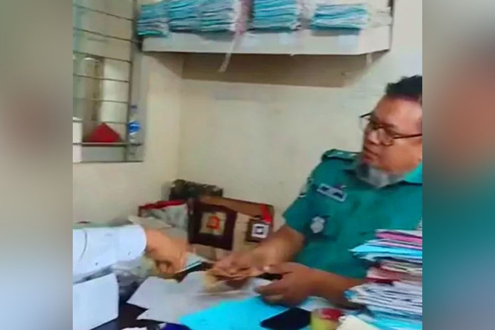 ঘুষ নেওয়ার ভিডিও ভাইরাল, পুলিশের এক এসআই প্রত্যাহার