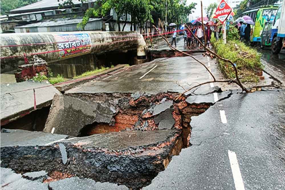 বৃষ্টির পানির তোড়ে চট্টগ্রামের অক্সিজেন মোড়ে ধসে পড়ল সেতু