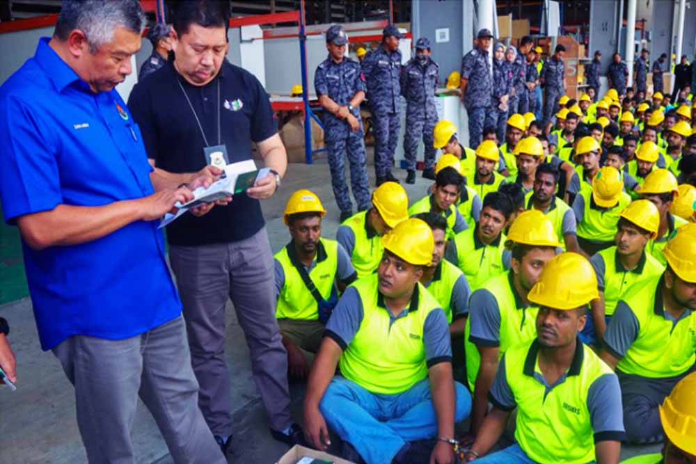 মালয়েশিয়ায় কারখানায় অভিযানে গ্রেফতার ৩০৬ বাংলাদেশী