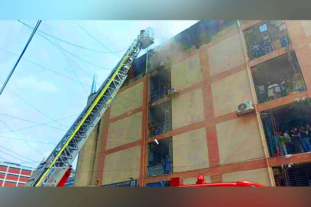 গুলিস্তানে সুন্দরবন স্কয়ার মার্কেটের আগুন নিয়ন্ত্রণে