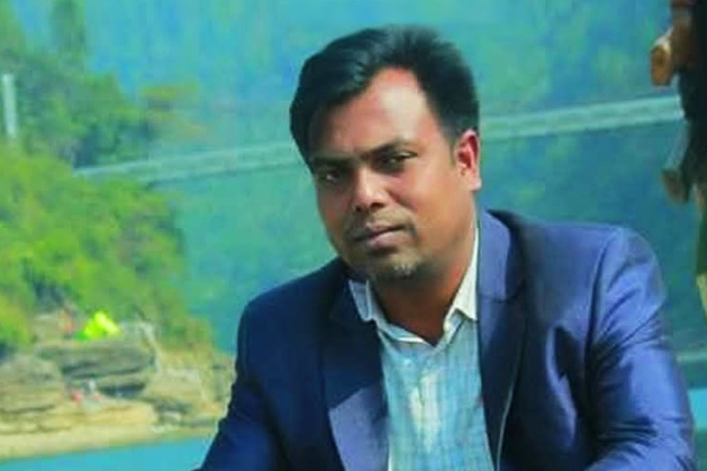 প্রকাশ্যেই অস্ত্র নিয়ে ধাওয়া করে সাংবাদিককে কুপিয়ে হত্যা